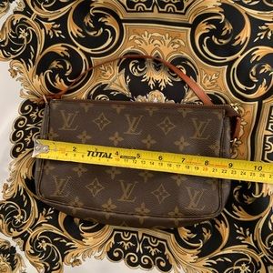 Louis Vuitton. Small Hand Bag